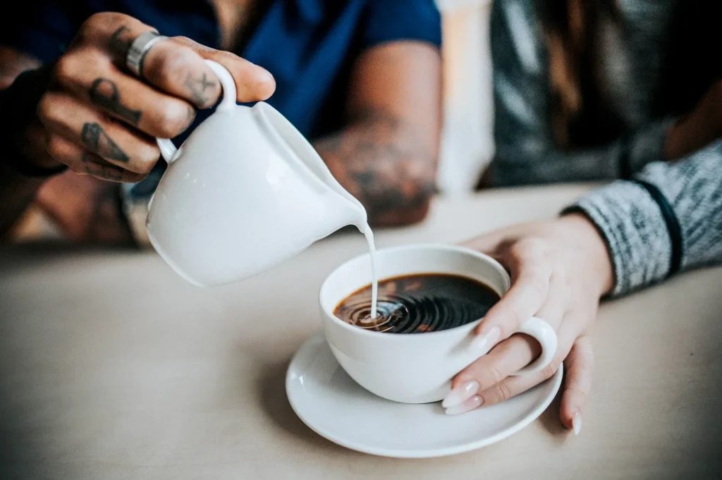 Latteart egy kávézóban. Megadják a módját